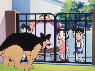 フェンス越しに少年探偵団とじゃれ合うシェパード犬のジョン