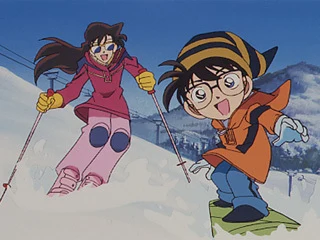 TVアニメ『雪山山荘殺人事件』の冒頭で雪山を滑る江戸川コナンと毛利蘭