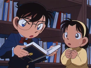 TVアニメ『図書館殺人事件』でケースに逆向きに入った洋書を調べる江戸川コナンと吉田歩美