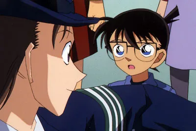 第253話の場面写真——コナンと制服警察官
