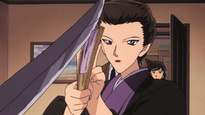 和服姿で扇子を構える依頼人・池波静華