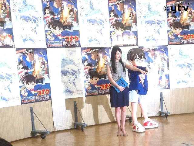 『絶海の探偵』のポスターを背景に江戸川コナン着ぐるみと並ぶ藤井七海役の柴咲コウ