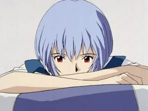 第拾七話四人目の適格者で腕に顔を伏せ考え込む綾波レイの公式場面画像