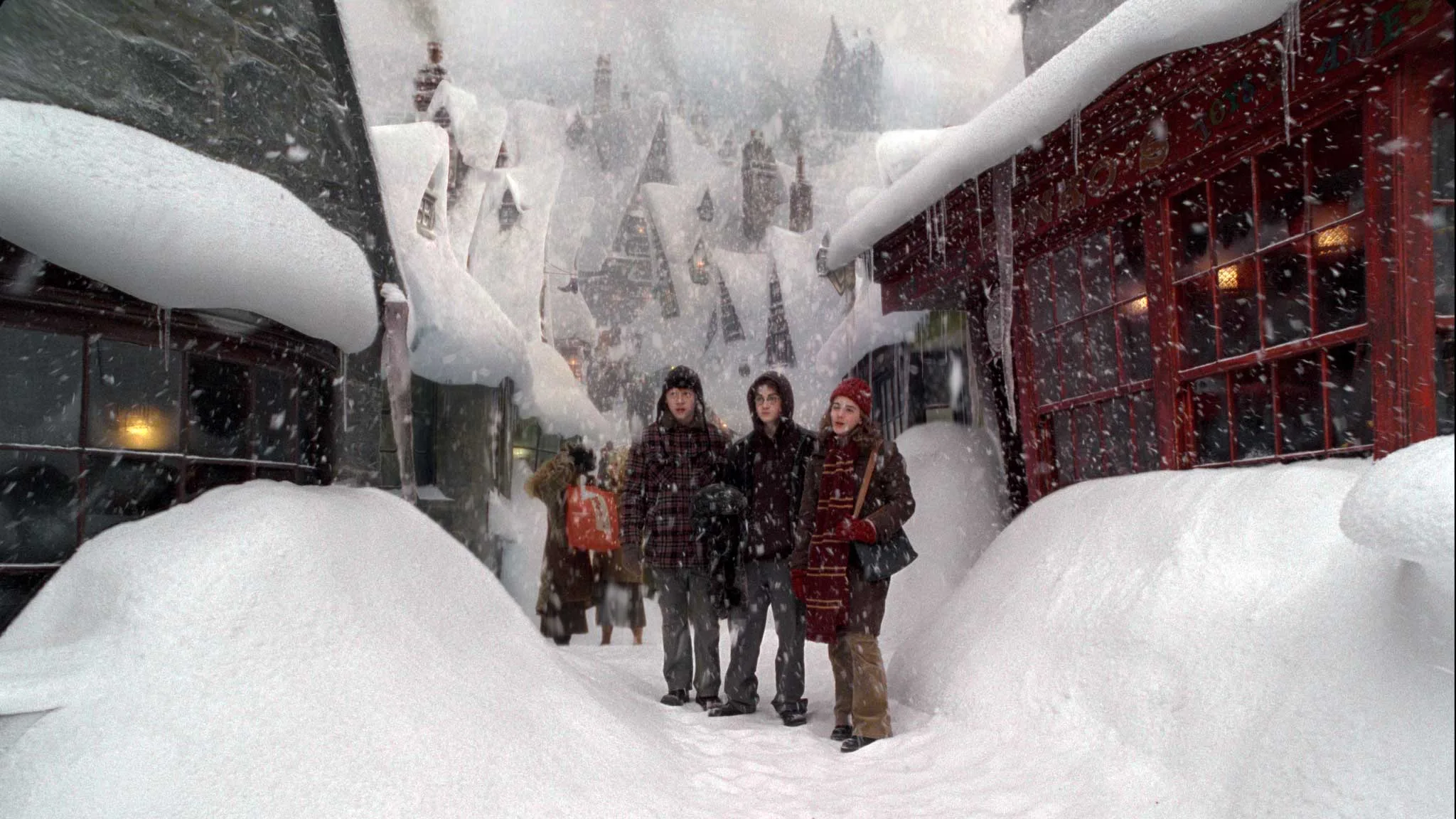 雪のホグズミードにいるハリー、ロン、ハーマイオニー