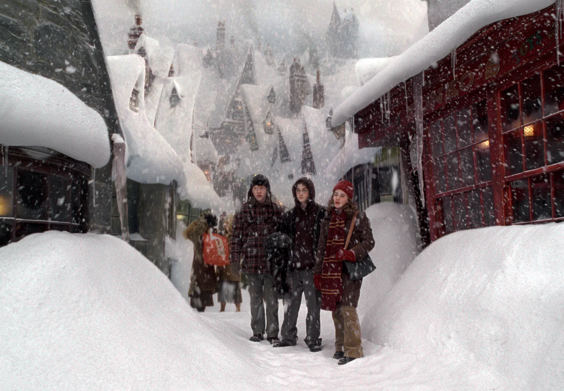 雪景色のホグズミードを描いた公式ビジュアル
