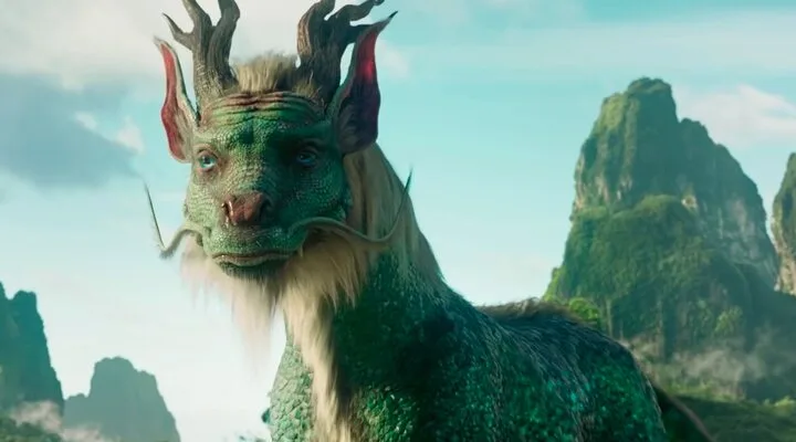 金緑色の鱗を持つ成獣の麒麟を描いた映画ビジュアル