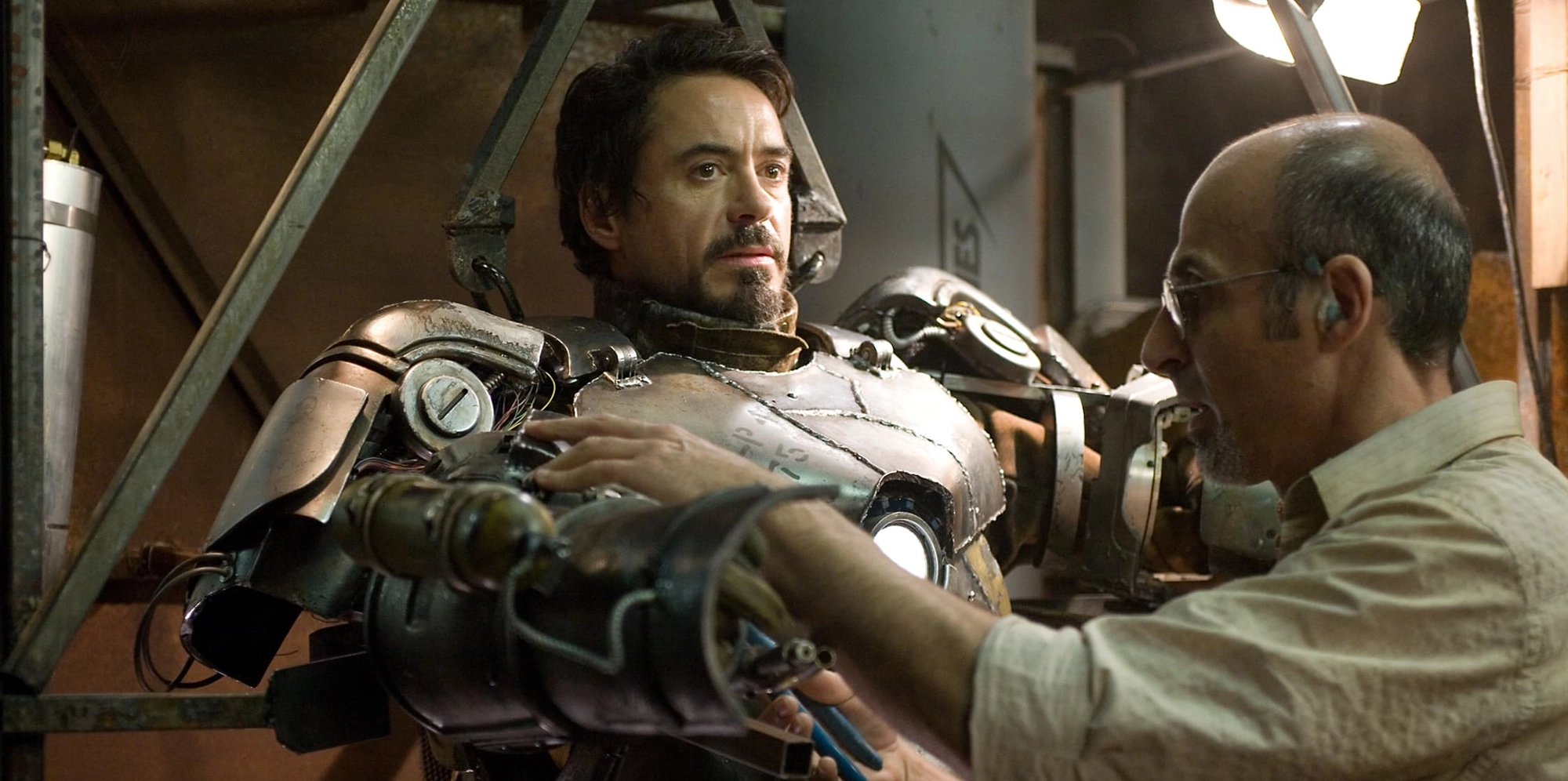 アーク・リアクターを中心にアイアンマン・アーマーを装着するトニー