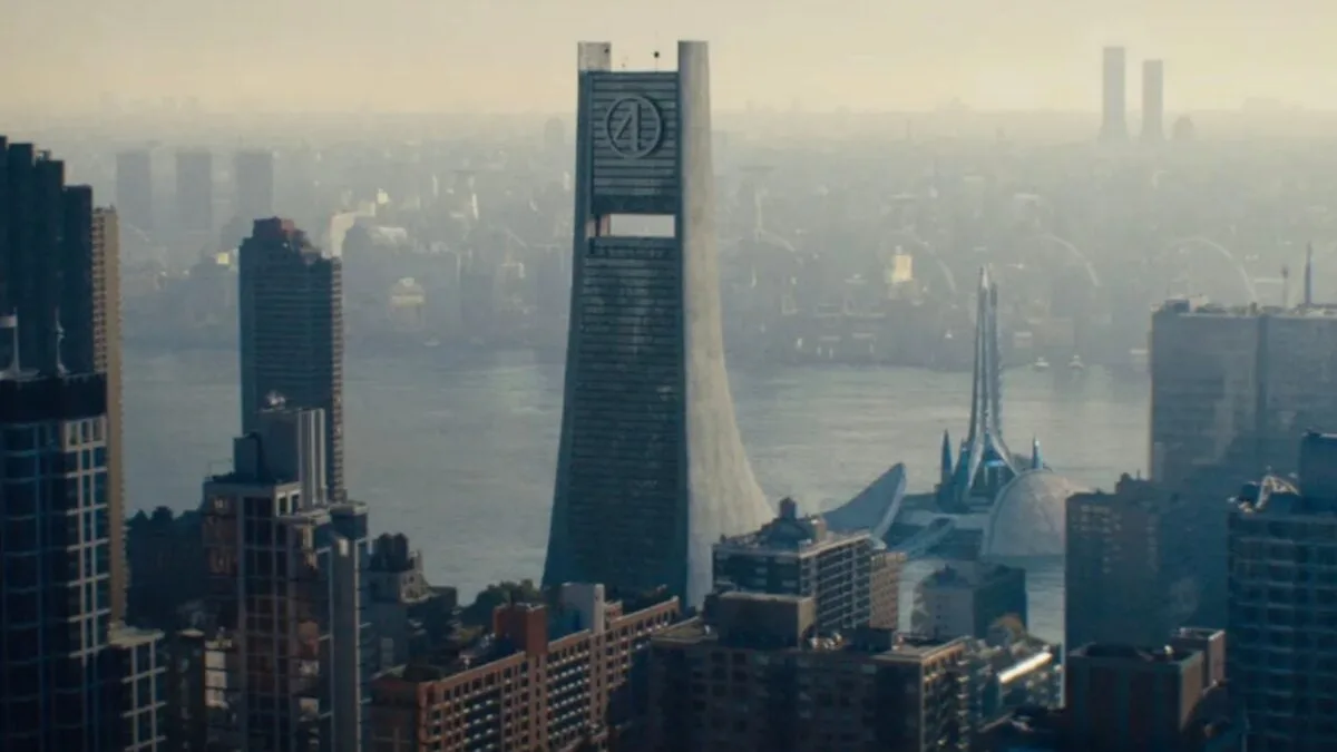 ニューヨークのスカイラインに立つEarth-828版バクスター・ビルディング